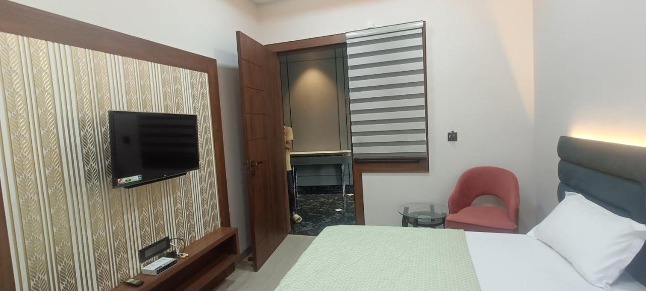 Hotel Sadhana Palace Mathura Buitenkant foto